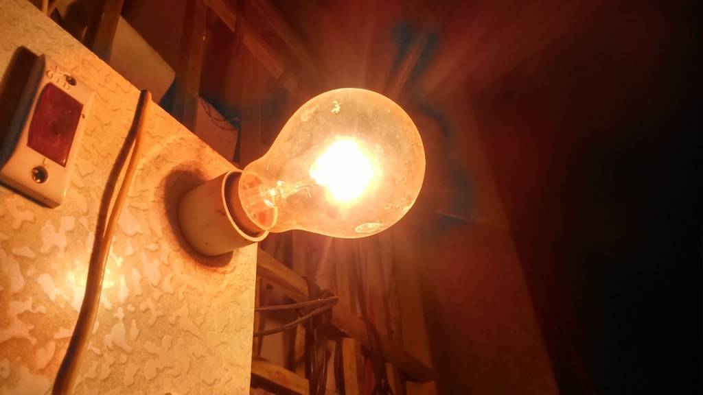 Как сделать светящуюся в темноте лампу без питания от электросети