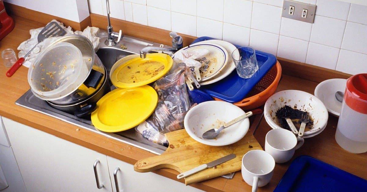 Гора старинной грязной посуды. Гора немытой посуды. Грязная посуда на ночь. Грязная посуда рядом с раковиной.