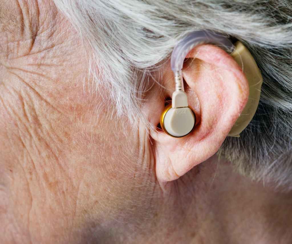 Какие слуховые аппараты лучше для пожилых людей — топ 11