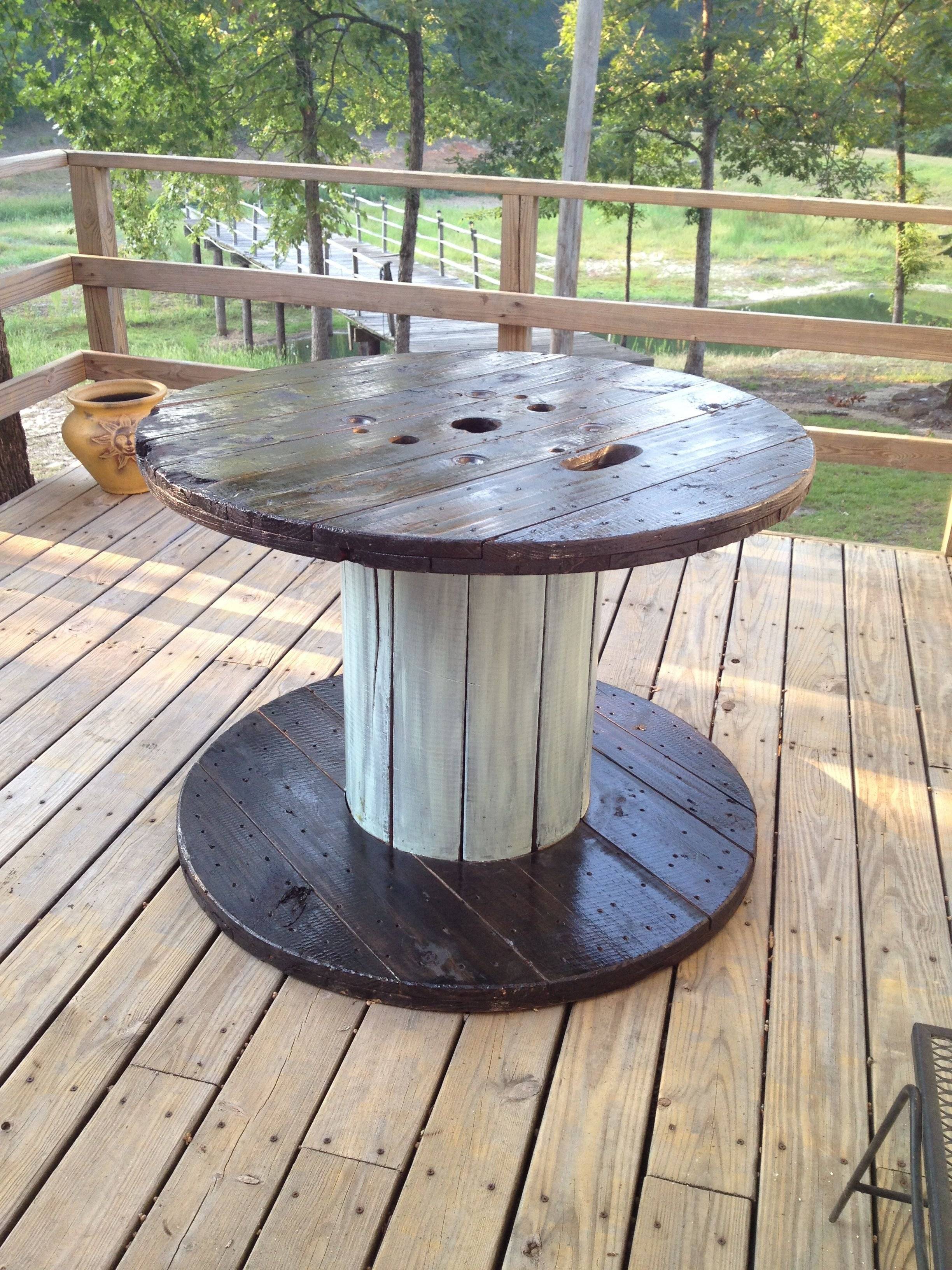Барный стол из деревянной катушки для кабеля