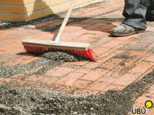 Чем заделать швы тротуарной плитки – материалы, полезные советы, ход работы