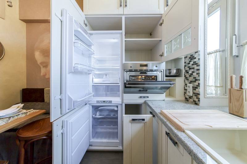 Как правильно установить холодильник на кухне?