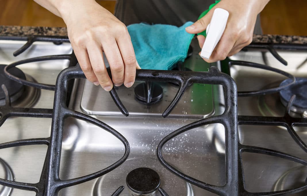 Как почистить газовую или электрическую плиту в домашних условиях