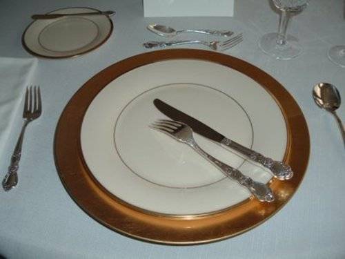 Сервировка тарелка вилка нож. Ножи и вилки по этикету. Столовые приборы на подносе. Сервировка стола после еды.