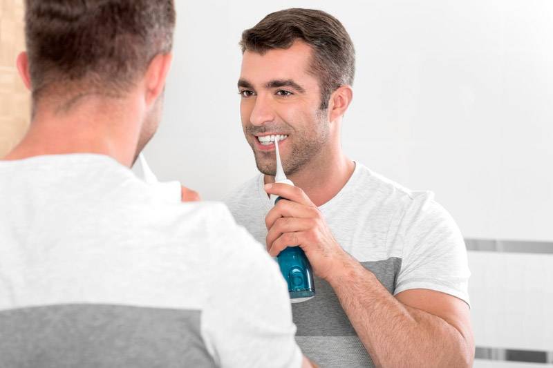 Как правильно чистить зубы щеткой, нитью и ирригатором