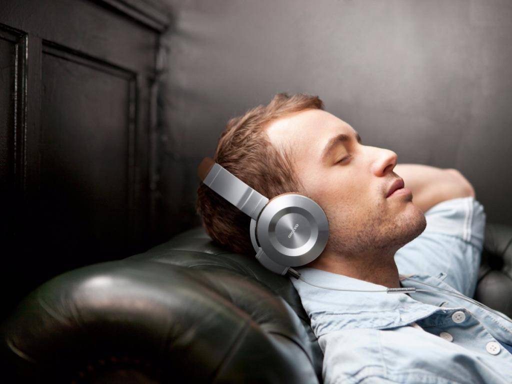 Эксперты по сну и психическому здоровью рассказали, почему опасно засыпать под телевизор