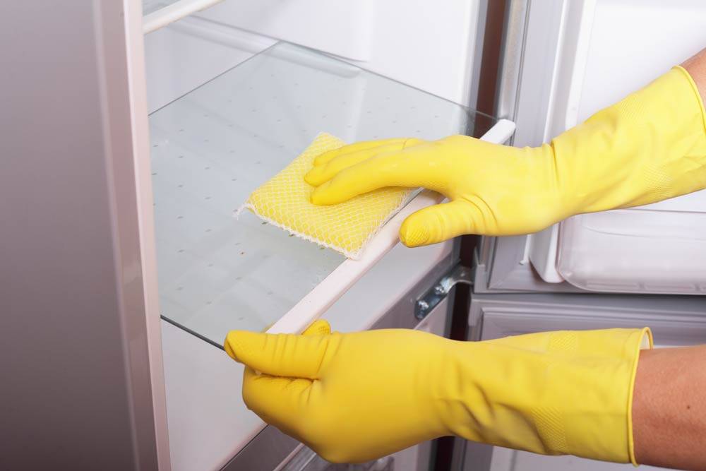 Советы опытных хозяек, чем отмыть холодильник от желтизны снаружи и внутри