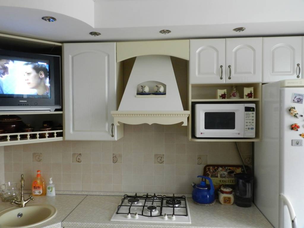 Можно ли ставить телевизор на микроволновку: рядом, варианты размещения на кухне