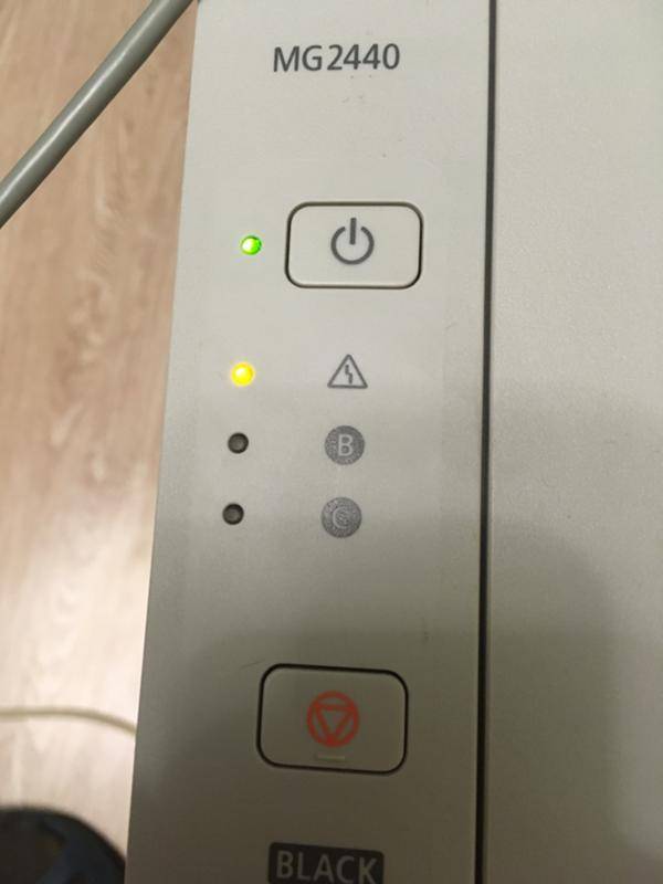 На принтере горит красный индикатор и не печатает