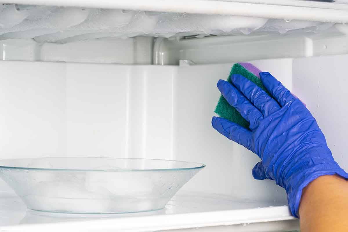 Как избавиться от запаха в морозилке (морозильной камере), если пахнет?