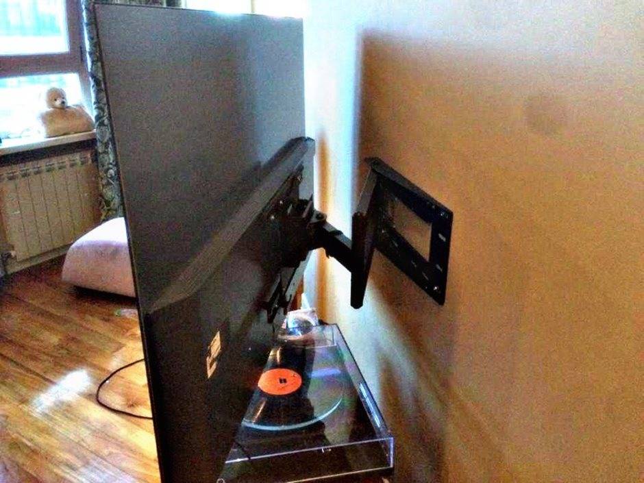 Как повесить современный телевизор на стену