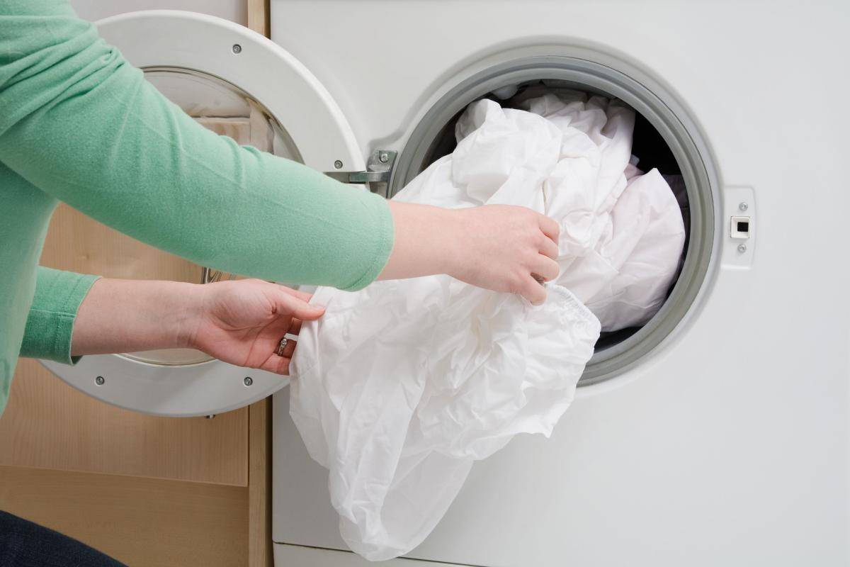 Причины, почему стиральная машина рвет вещи