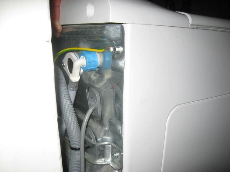 Что делать, если стиральная машина бьет током: простое решение