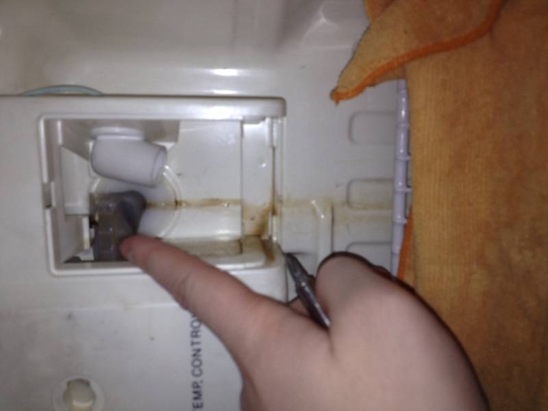 Почему течет холодильник: снизу, иногда лужа спереди, основные причины