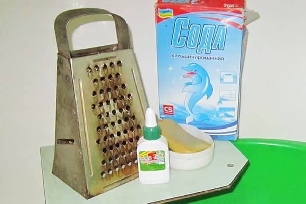 Как очистить кастрюли и сковородки в домашних условиях при помощи соды и канцелярского клея