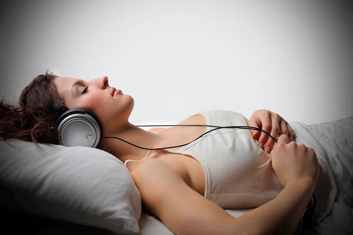 Почему вредно спать под музыку?