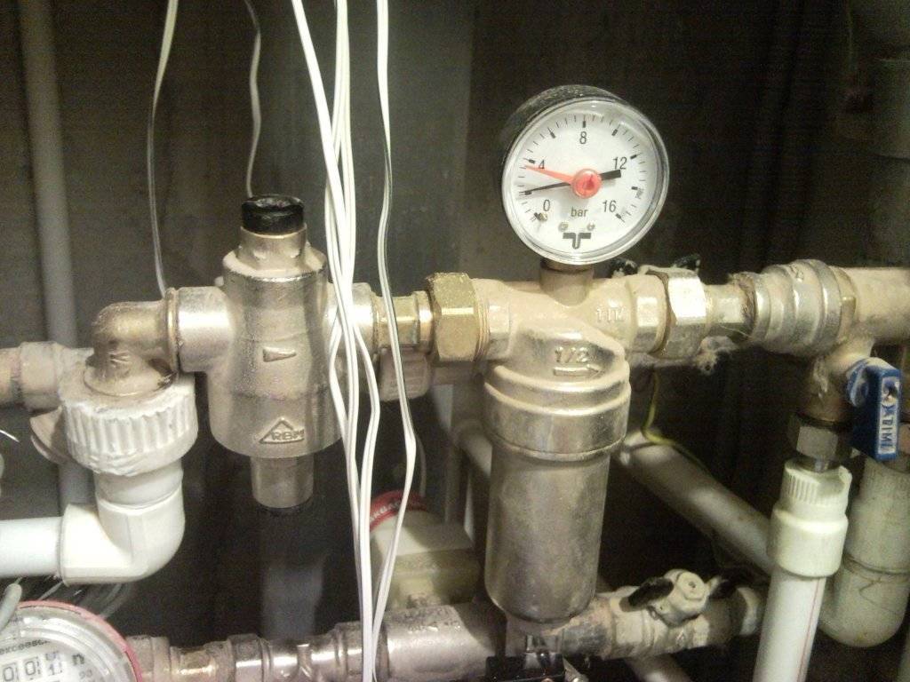 Давление в водопроводе частного дома: какой напор воды  должен быть? насосы повышающие давление в кране +видео