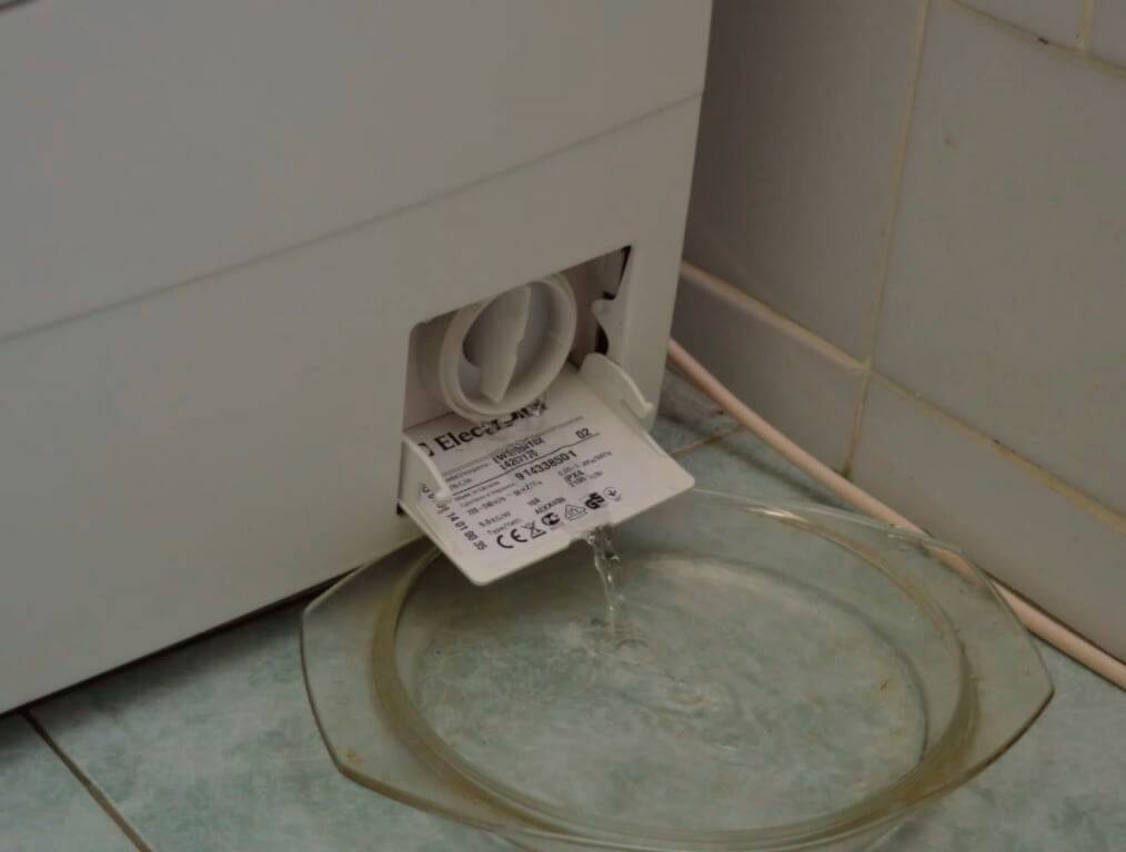 Не сливается вода в стиральной машине причины