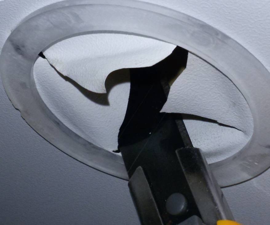 Как сделать отверстие в натяжном потолке для обвода труб и дырку при монтаже