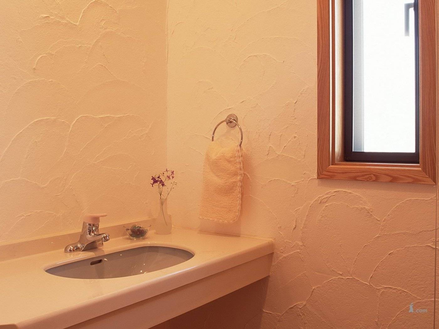 Декоративная штукатурка: плюсы и минусы для ванной комнаты