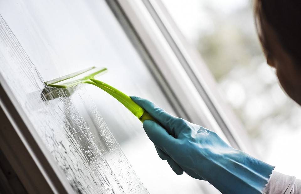 Блестящая уборка — как помыть окна без разводов?