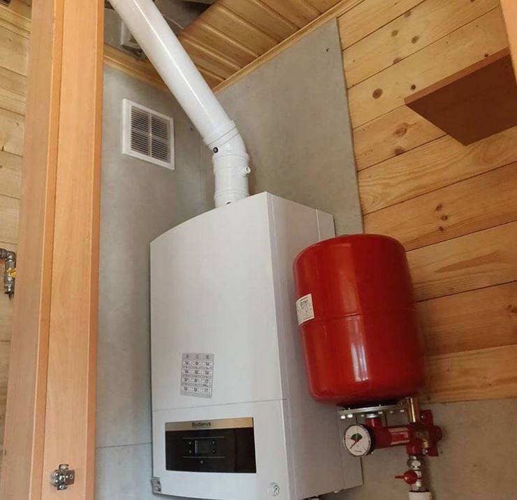 Как правильно повесить газовый котел на деревянную стену?