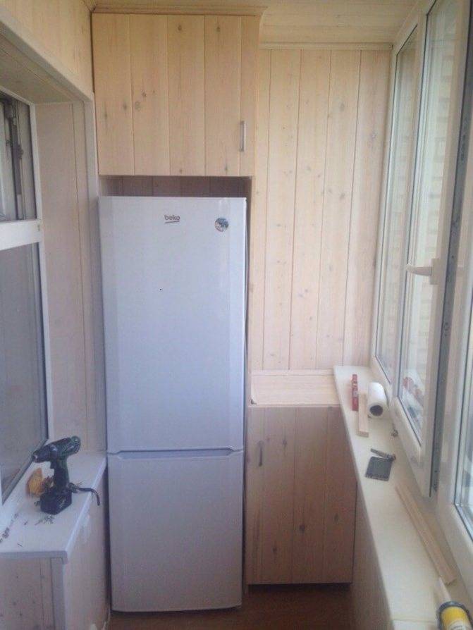 Можно ли поставить холодильник на балкон — важные моменты