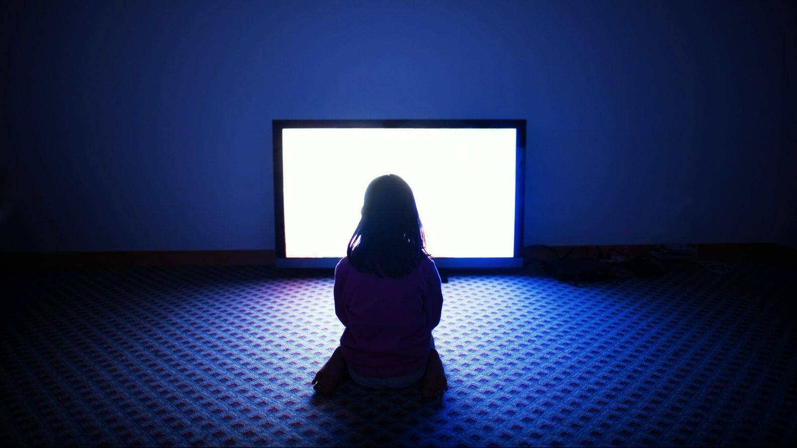 Телевизор в темноте