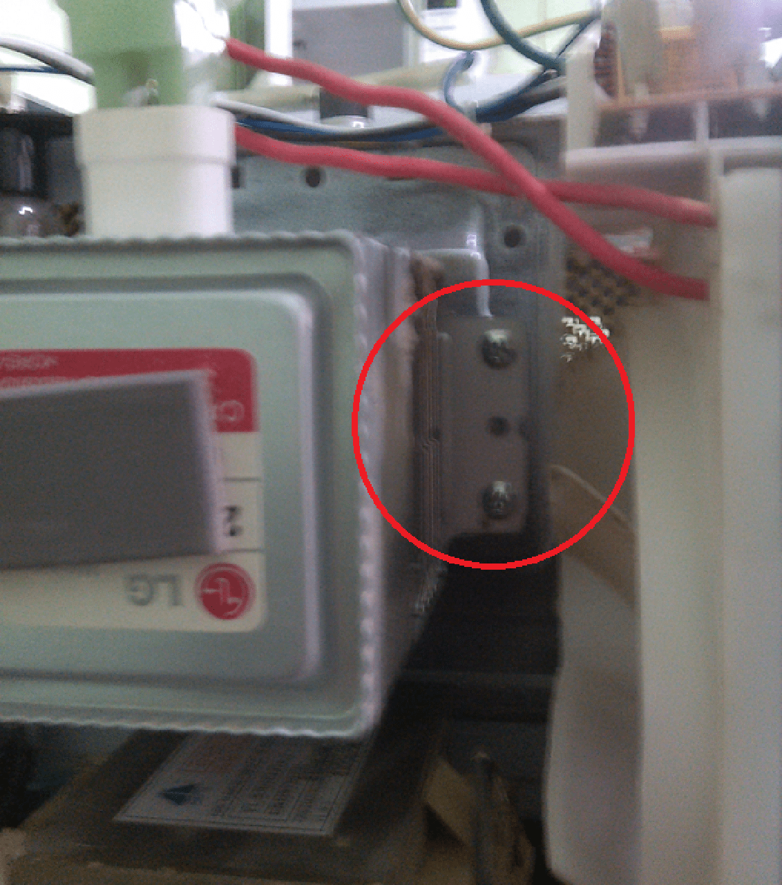 Включения свч. Daewoo микроволновка колпачок магнетрона. Микроволновка LG 2m213 искрит. Микроволновая печь искрит внутри. Искрит микроволновка внутри cp1395str.
