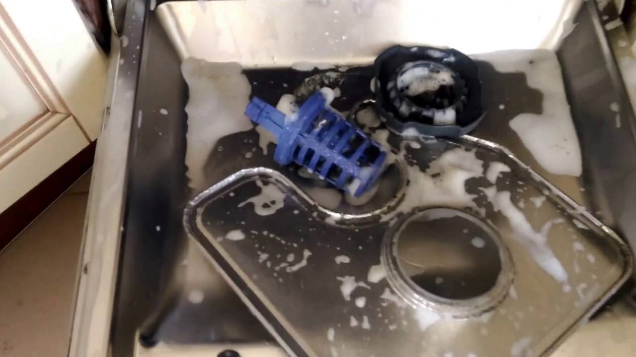 Откуда появляется неприятный запах из посудомоечной машины и как его убрать?