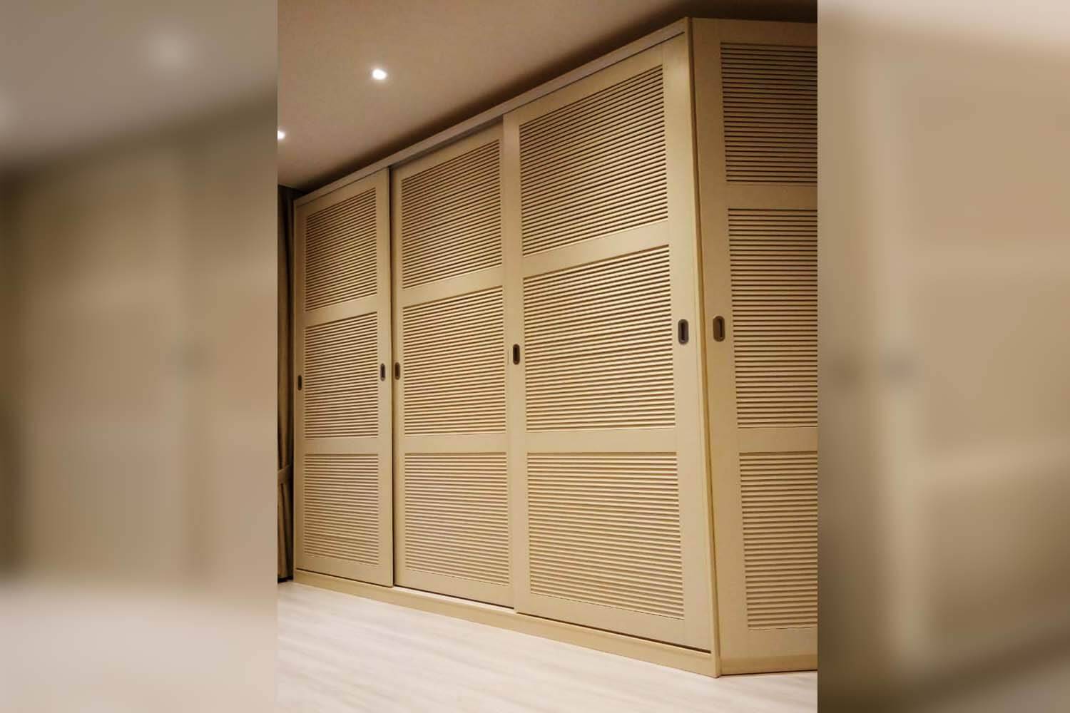 Жалюзийные деревянные двери для шкафов: особенности установки, преимущества и недостатки