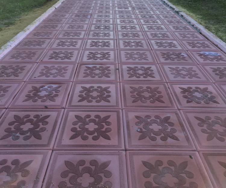 Как красиво оформить садовые дорожки из тротуарной плитки “Краковский клевер” – отличительные свойства плитки
