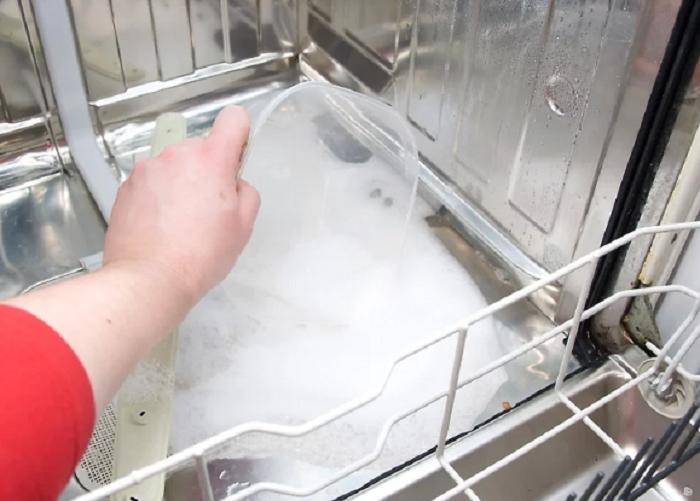 Белые разводы на посуде после посудомойки, налет после мытья: почему возникает и как исправить