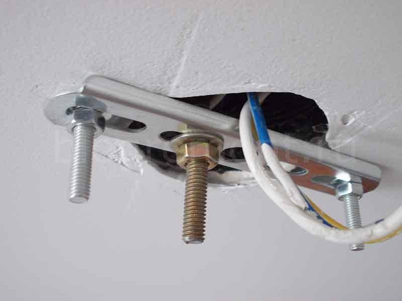 Как повесить люстру на потолок - с крюком и без, на натяжной потолок