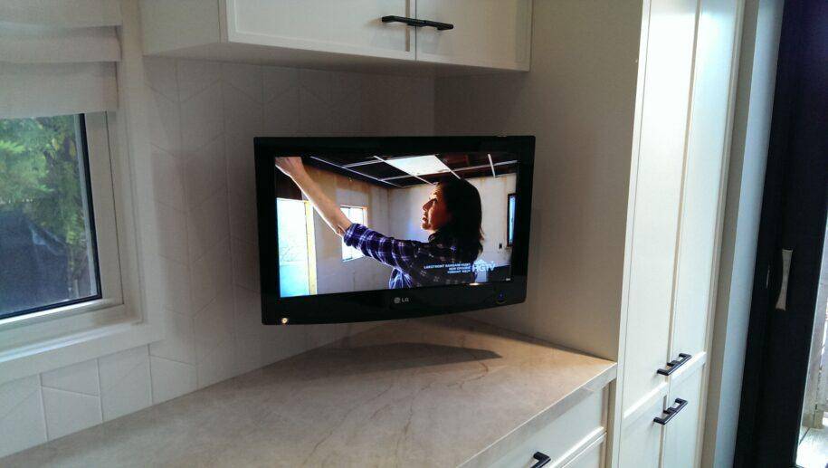 Какой телевизор лучше выбрать на кухню