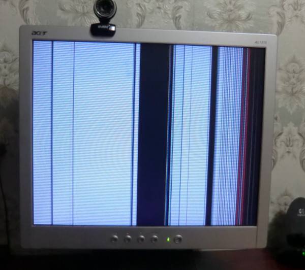 Экран боком что делать. Monitor.espec монитор вертикальные полосы. ЖК самсунг вертикальная полоса. Полоски на экране. Полосы на экране телевизора.