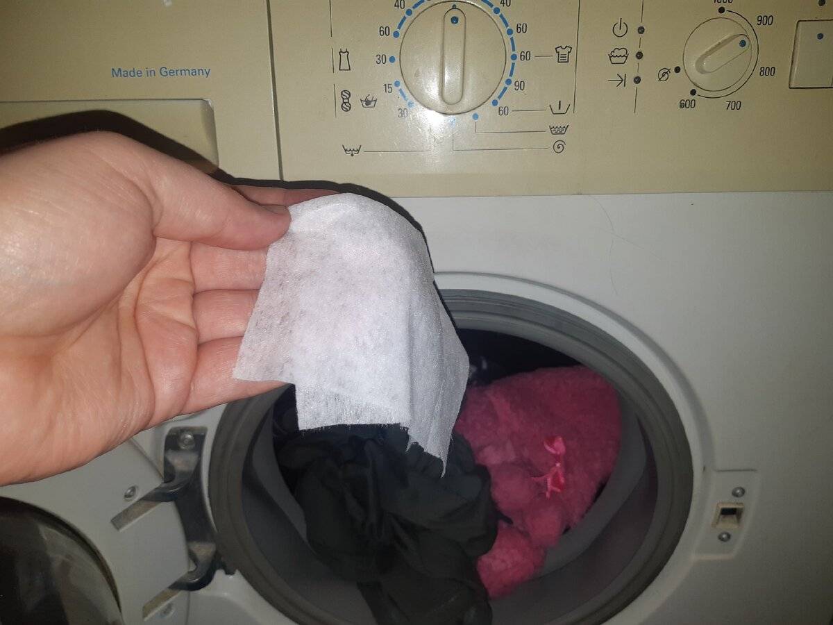 Зачем класть влажную салфетку в стиральную машину во время стирки?