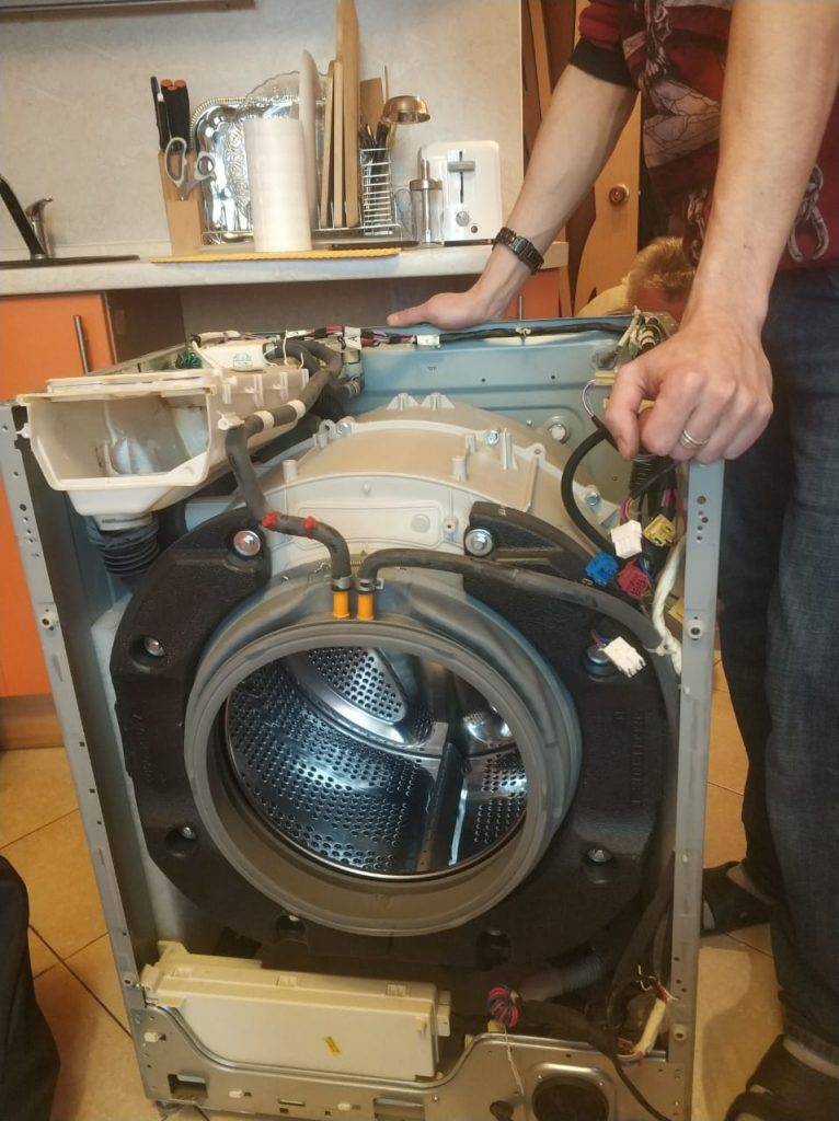 Как снять со стиральной машины индезит барабан: как подготовить indesit к разбору, как достать деталь, какие трудности могут возникнуть в процессе снятия?