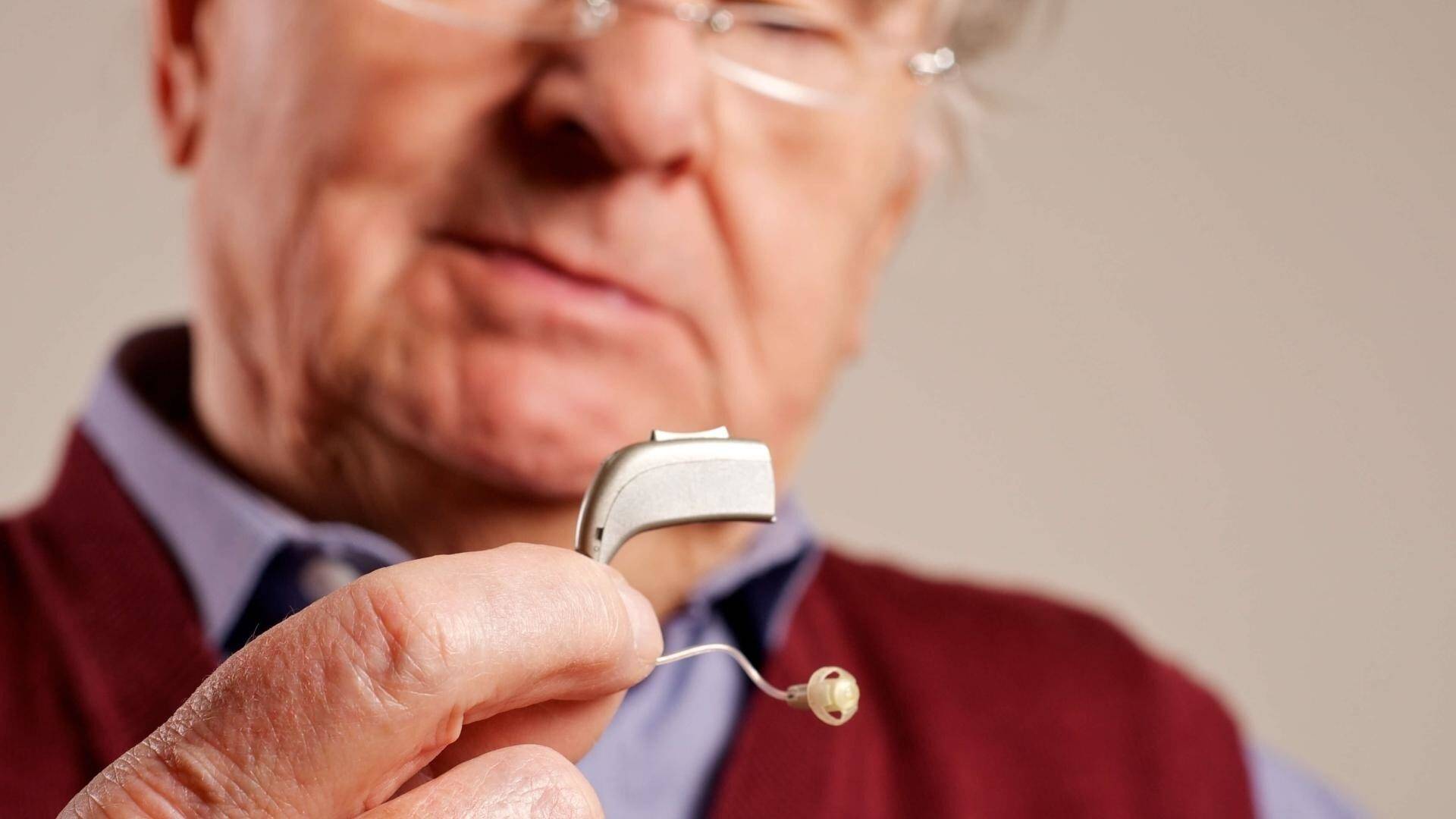 Какие слуховые аппараты лучше для старых людей - рейтинг топ 11