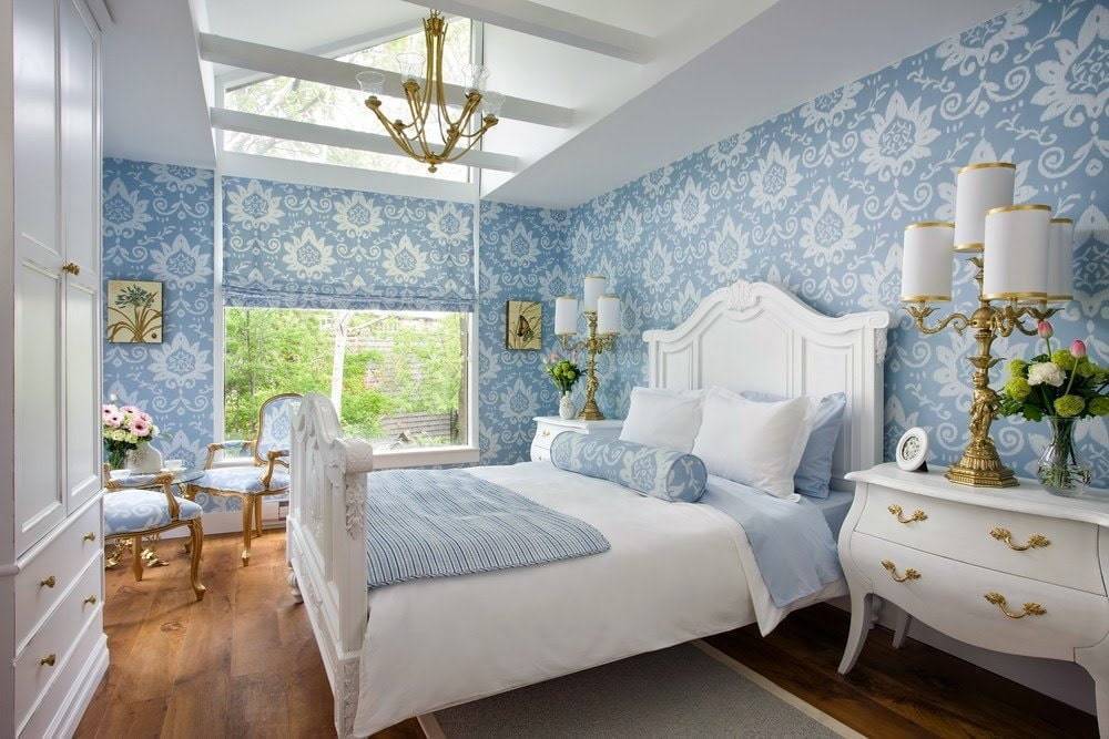 Обои для стен голубые: как применять и сочетать в интерьере спальни, кухни, ванной и коридора, с чем можно гармонировать и как правильно поклеить без образования стыка