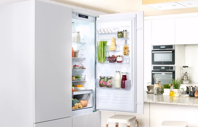 Можно ли встроить обычный холодильник в кухонный гарнитур: пошаговая инструкция, схема и чертеж, советы по монтажу и техника безопасности