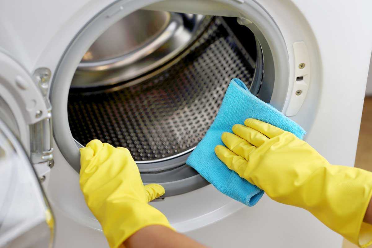 Как избавиться от запаха из стиральной машинки автомат?