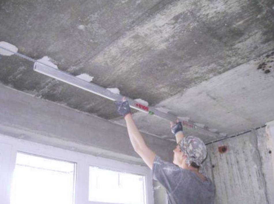 Как выровнять потолок шпаклевкой