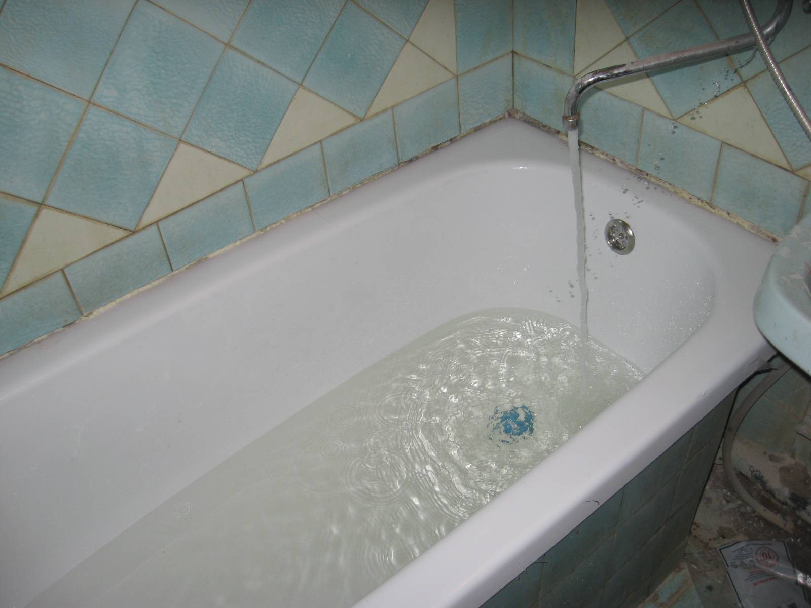 Акриловый вкладыш в ванну: виды, плюсы и минусы, как установить и снять