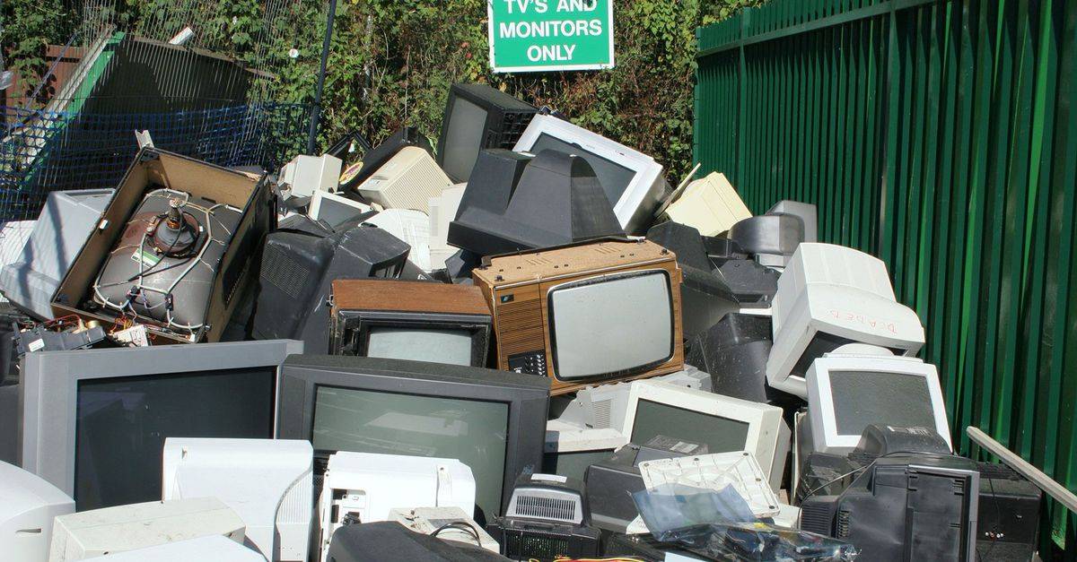 Куда можно сдать старые. Утилизация телевизоров. Телевизор на помойке. Телевизор в мусорке. Свалка старых телевизоров.