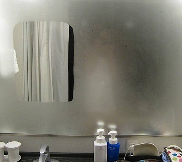 6 хитростей, которые помогут не запотевать зеркалу в ванной