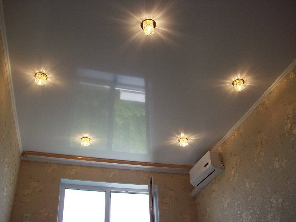 Как расположить светильники на натяжном потолке на кухне?