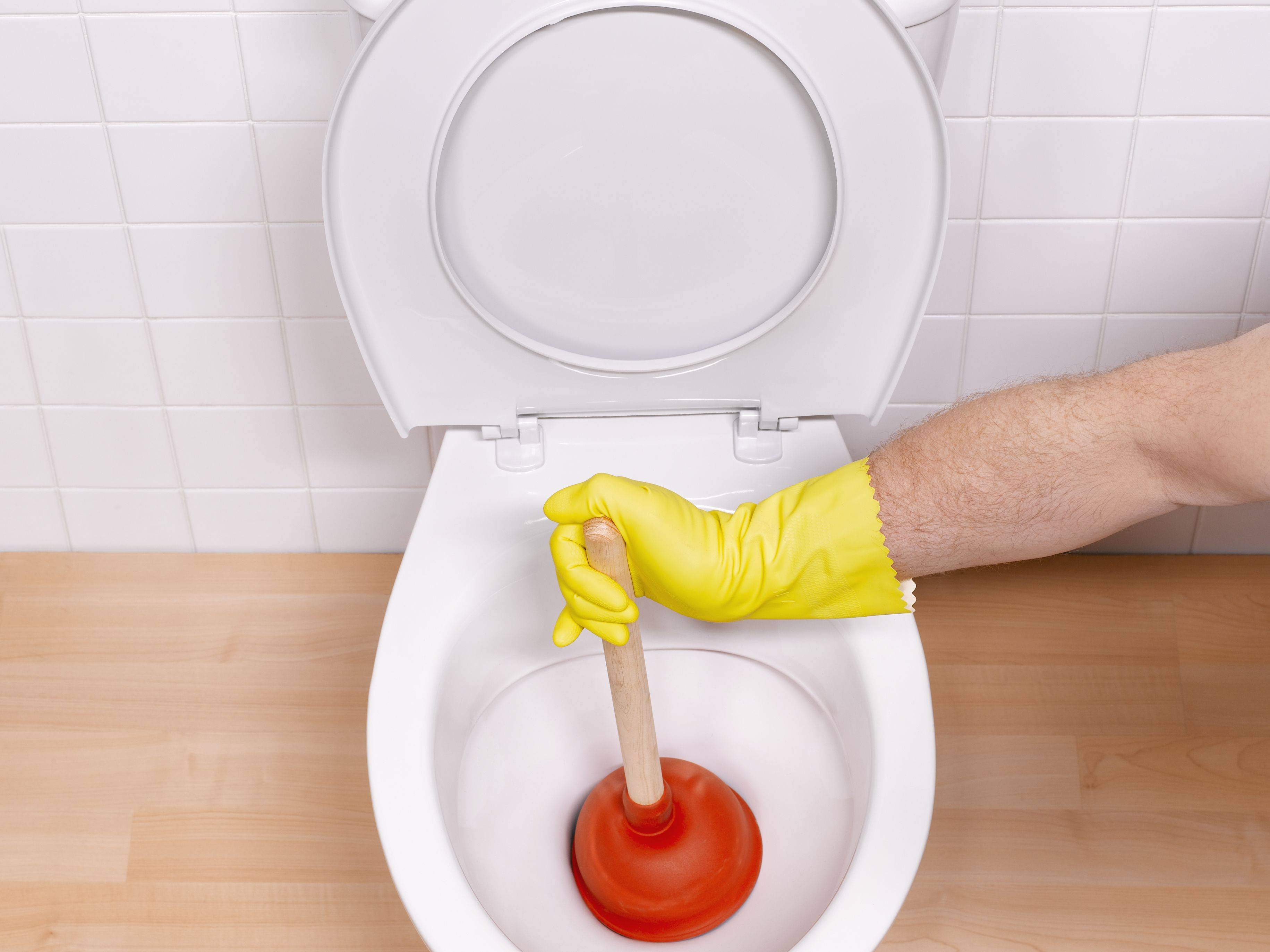 Засорился унитаз что делать в домашних условиях: как прочистить быстро и эффективно / трубы и фитинги / публикации / санитарно-технические работы