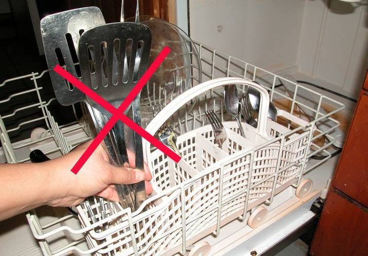 Можно ли мыть сковородки в посудомоечной машине: чугунные, алюминиевые, тефлоновые. можно ли мыть сковородки в посудомоечной машине или придется покупать новые?