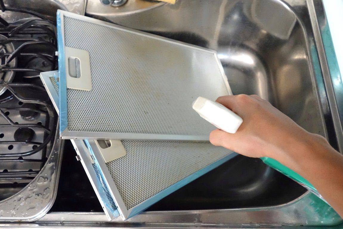 Как очистить вытяжку на кухне?